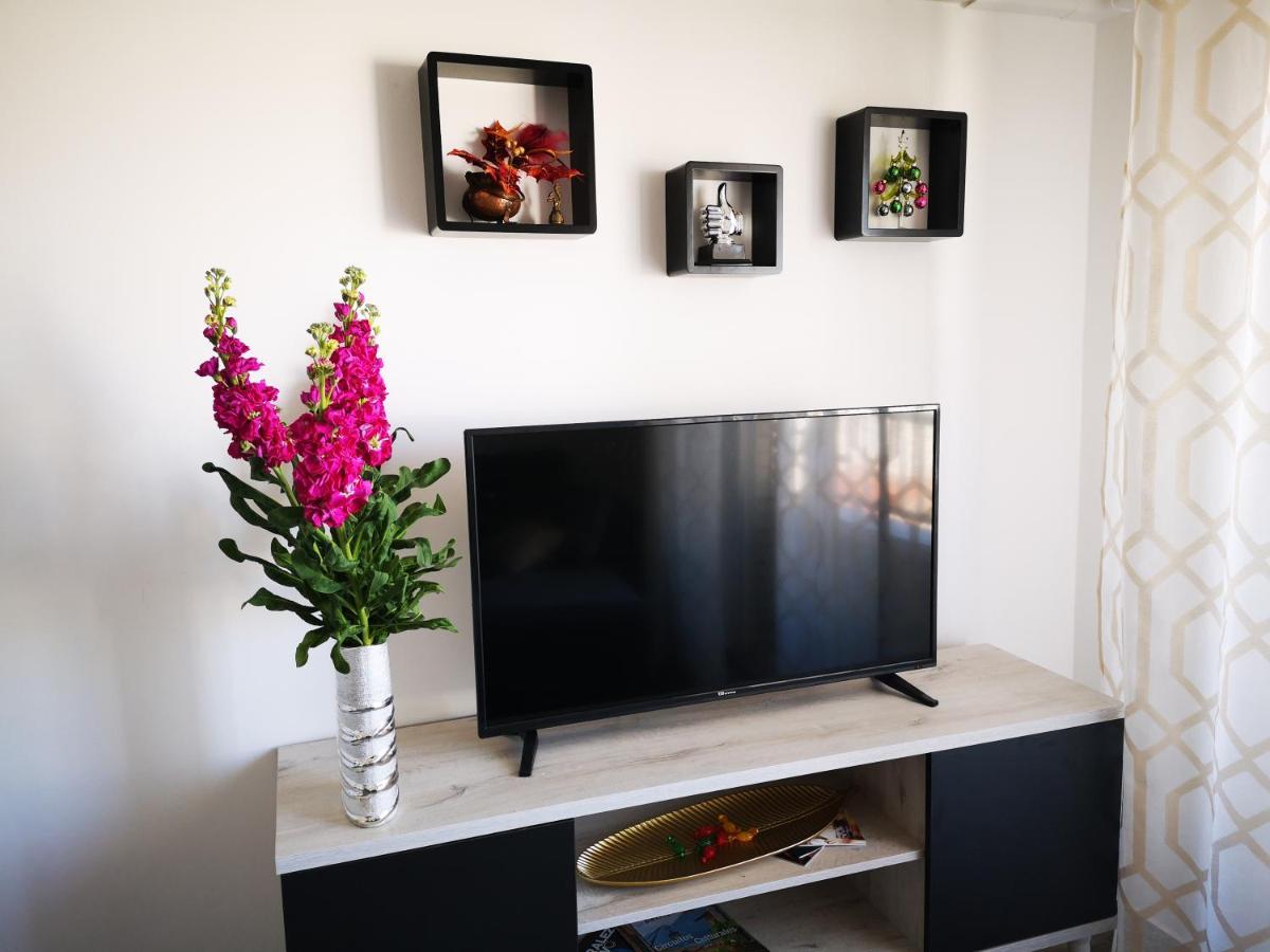Beachfront Modern And Spacious Apartment Торевьиа Экстерьер фото