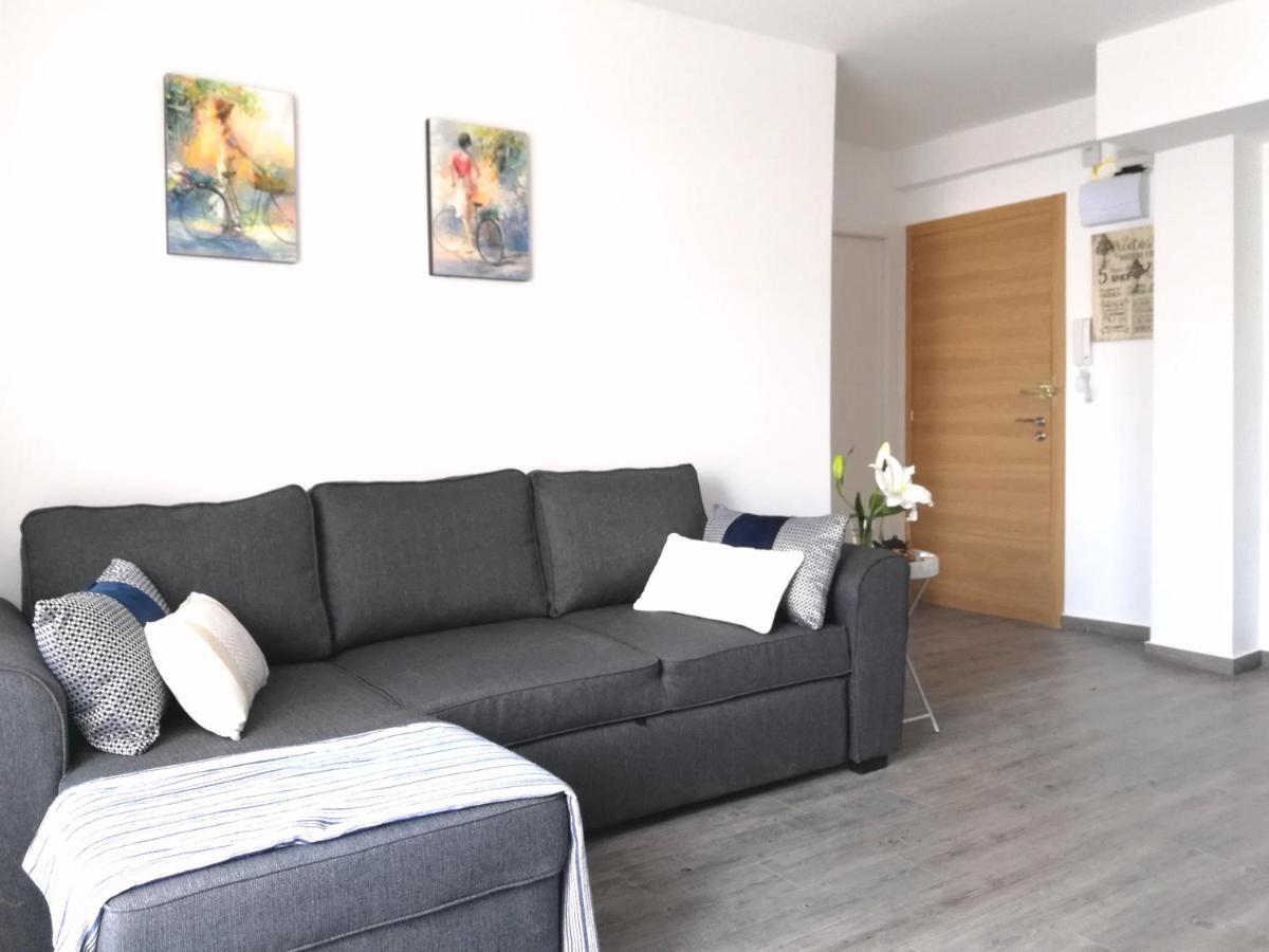 Beachfront Modern And Spacious Apartment Торевьиа Экстерьер фото