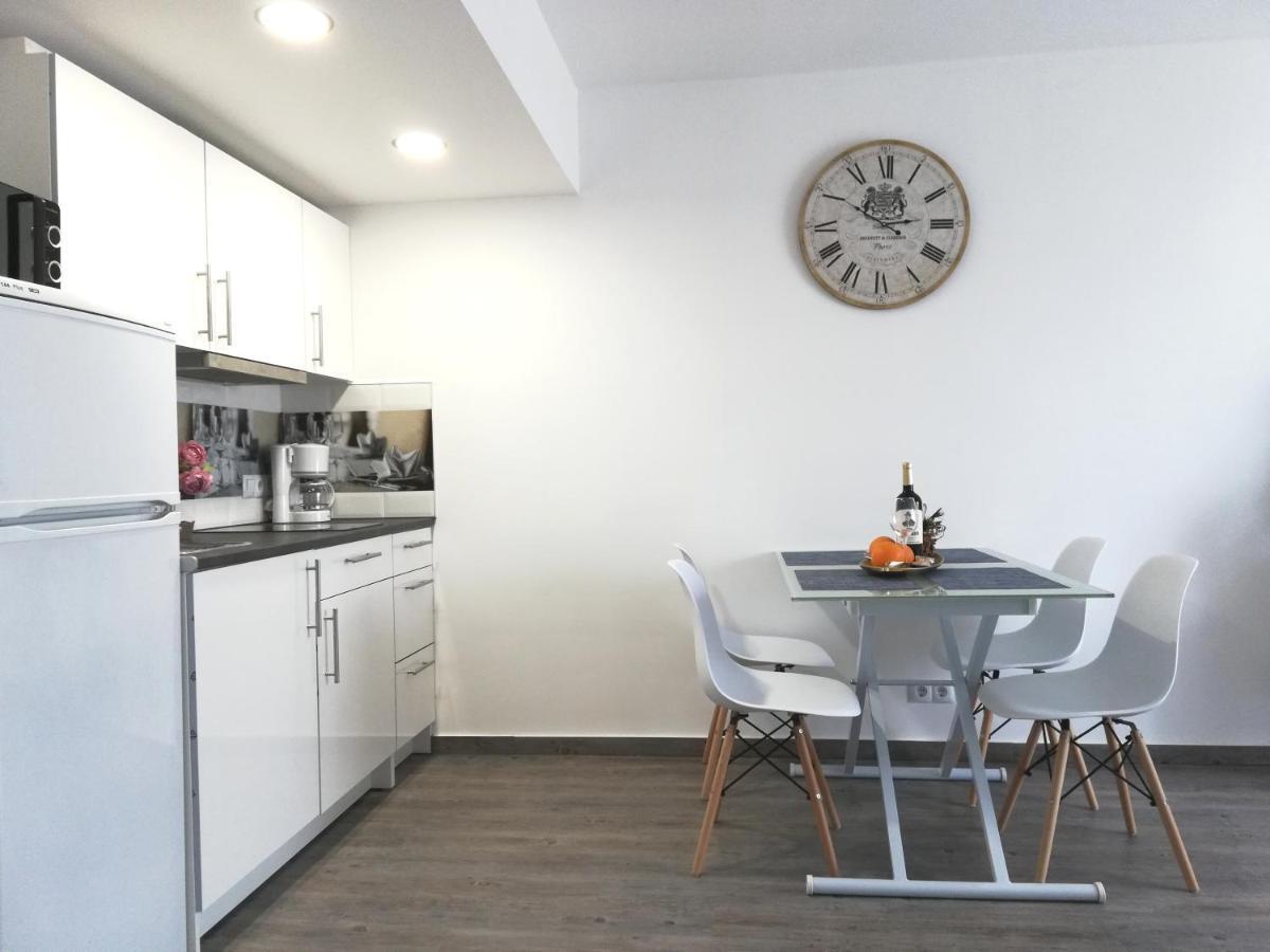 Beachfront Modern And Spacious Apartment Торевьиа Экстерьер фото