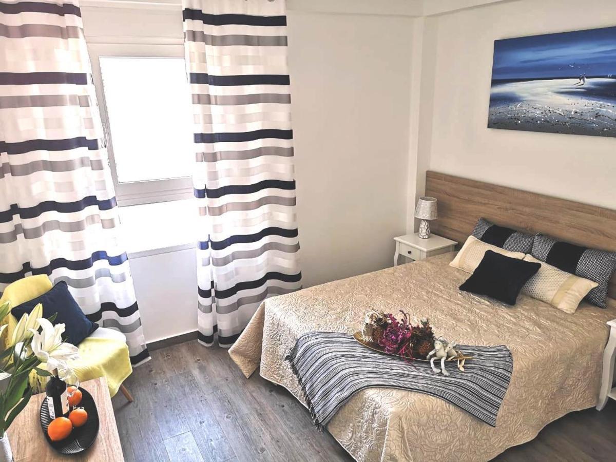 Beachfront Modern And Spacious Apartment Торевьиа Экстерьер фото