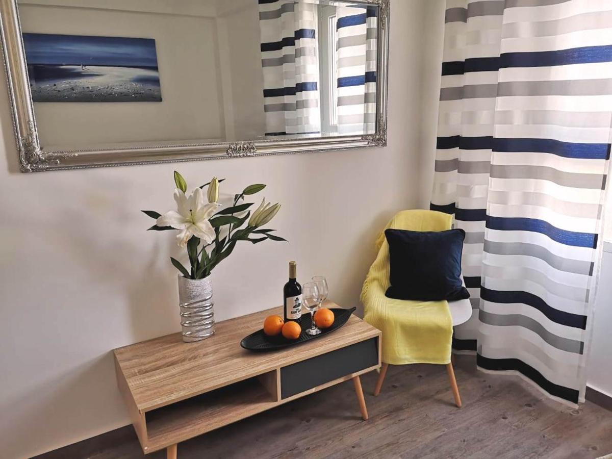 Beachfront Modern And Spacious Apartment Торевьиа Экстерьер фото