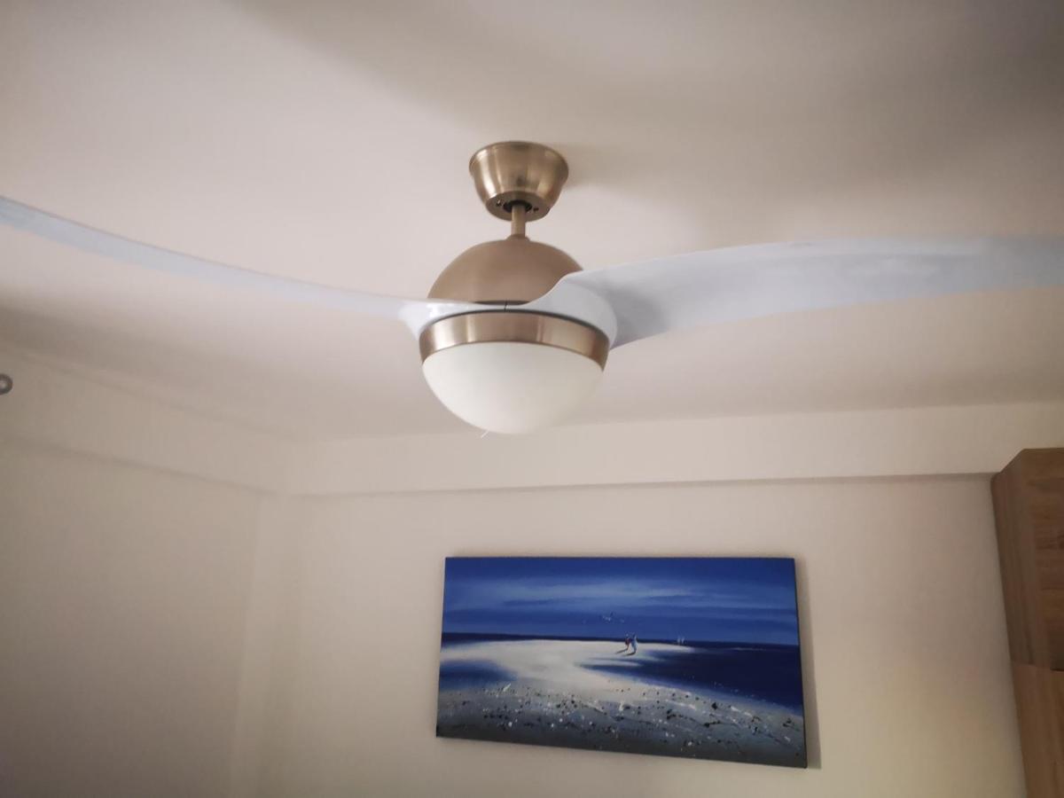 Beachfront Modern And Spacious Apartment Торевьиа Экстерьер фото